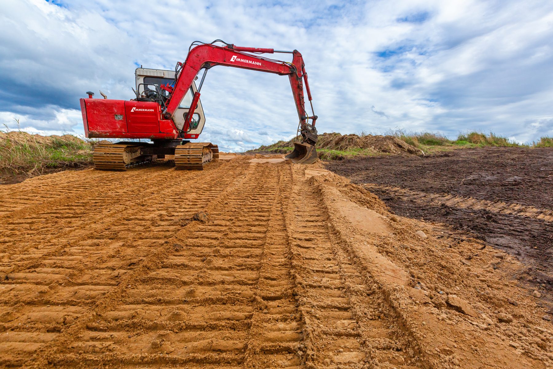 Bagger bei Erdbewegungsarbeiten auf einer Baustelle